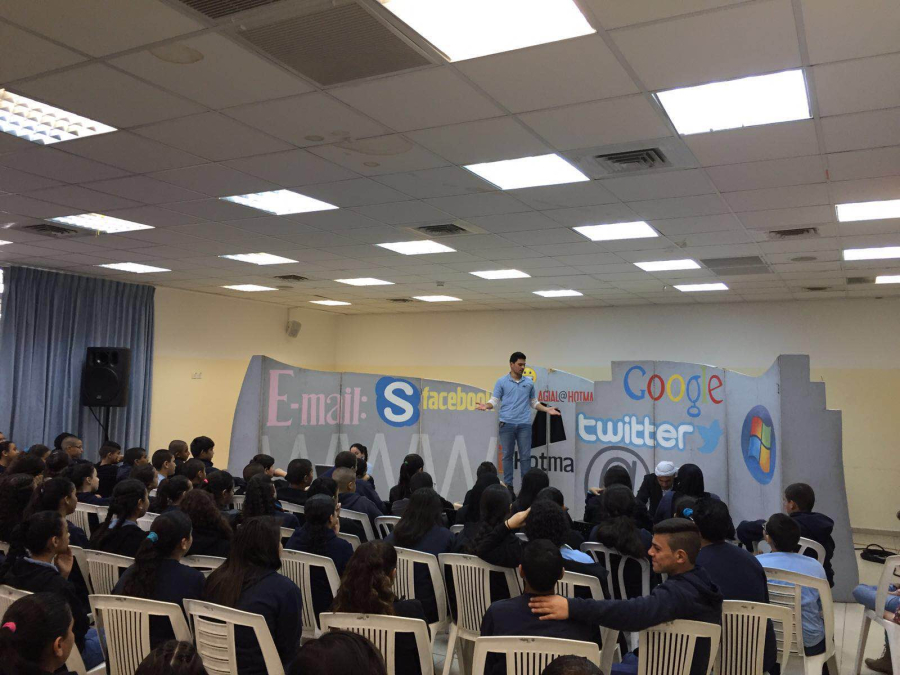 مسرحية "عنتر نت" ومحاضرة عن مخاطر الواتس أب في مدرسة أجيال الثانويّة